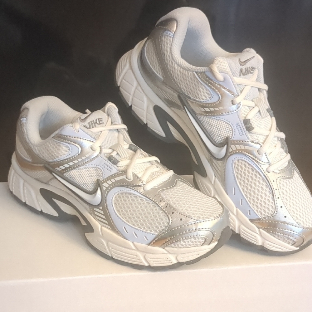 Nike V5 RNR Women's SIZE 9 NEW Shoes Summit White Smoke Grey (HQ7901 103)